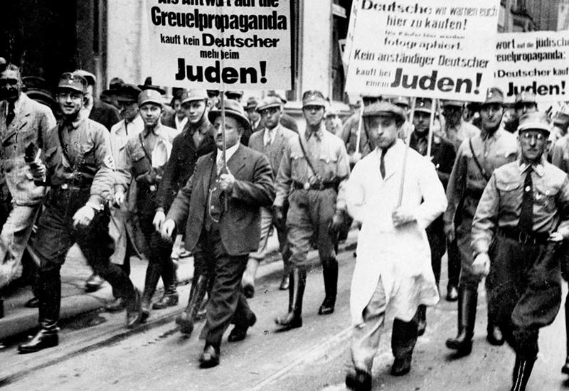  אנשי SA מאלצים יהודים לשאת שלטים אנטישמיים, קלן, גרמניה, 1933