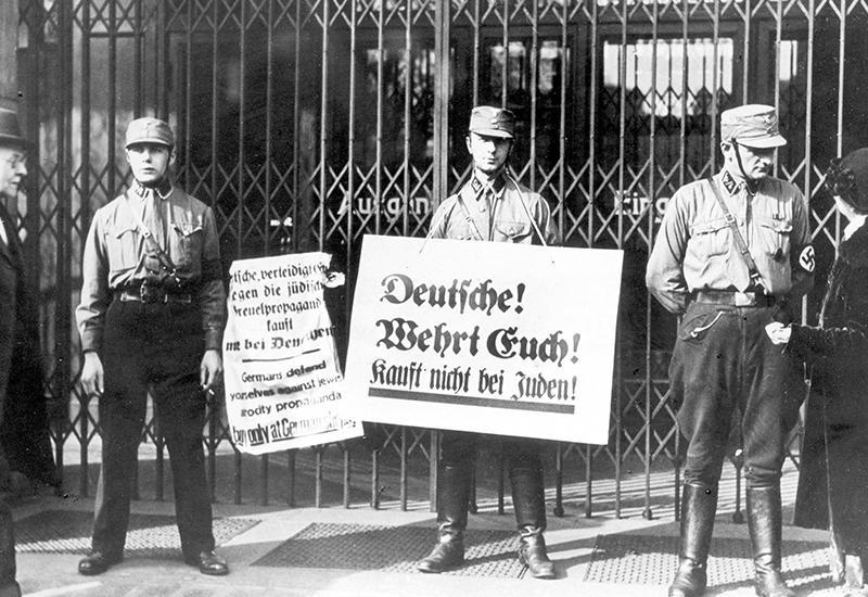 אנשי SA עם שלטים ברוח החרם הכלכלי על היהודים, ברלין, גרמניה, 1933