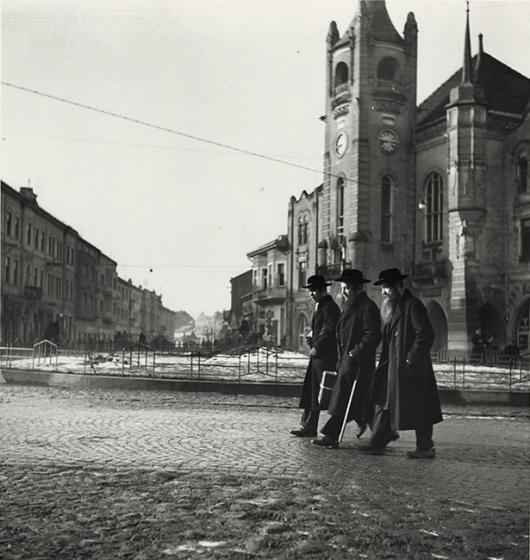 [Vendedores puerta a puerta retornan a sus casas para el descanso sabático, Mukacevo], ca. 1935-38