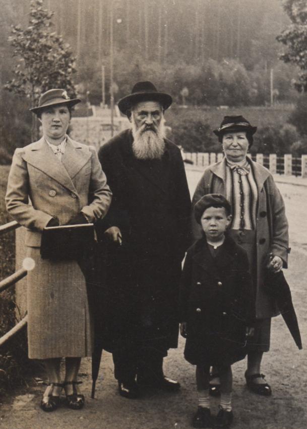 חיה שוורצבאום (משמאל) עם הוריה ובנה אברהם, 1940 בקירוב