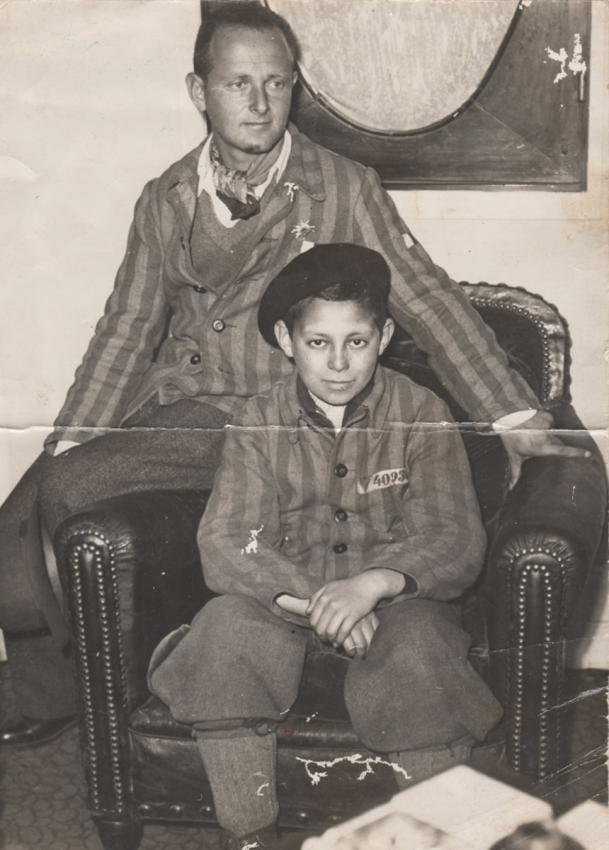 יהודה בן 14 (מלפנים) ואריק ברויאר יום אחד אחרי השחרור, מלון לוטציה, פריז, צרפת