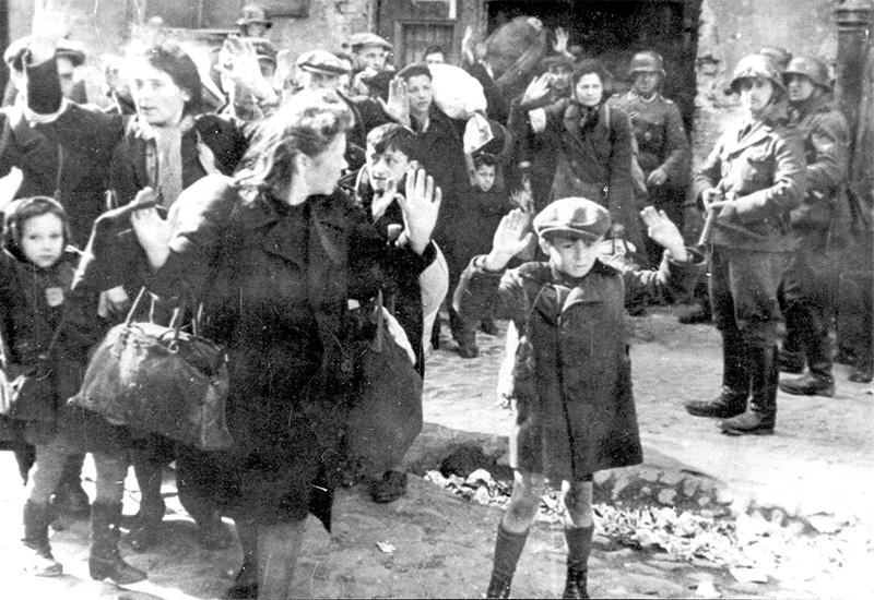 יהודים שנתפסו על ידי כוחות SS ו-SD במהלך דיכוי מרד גטו ורשה, 1943.