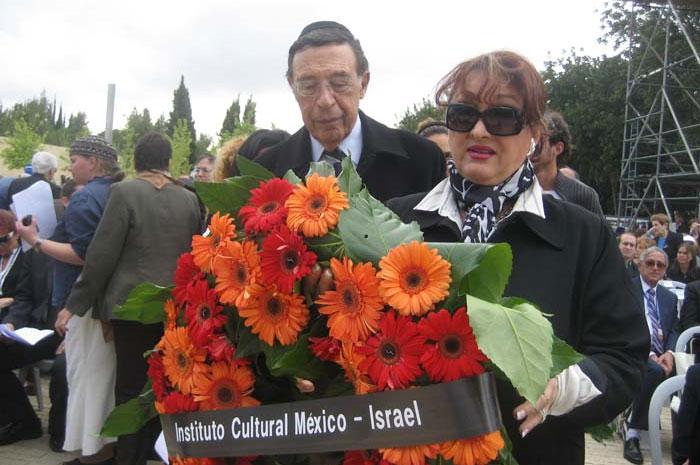 Los Sres. Jennie y David Serur de México participaron en los Eventos Conmemorativos de Yom Hashoá