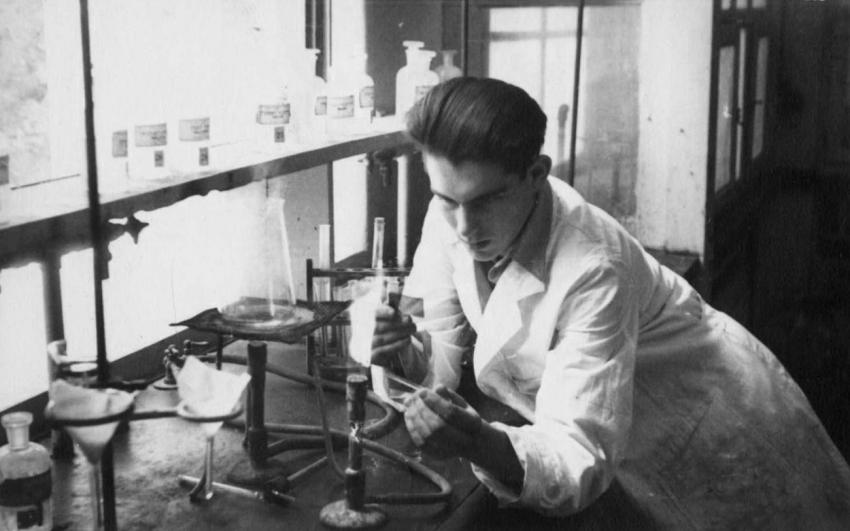 אלעזר שפריר במעבדת הכימיה באוניברסיטה העברית בהר הצופים בשנת 1946