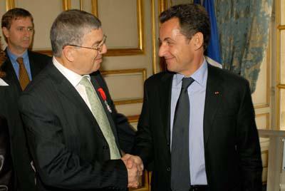 French President Nicolas Sarkozy (right) and Yad Vashem Chairman Avner Shalev (left) 