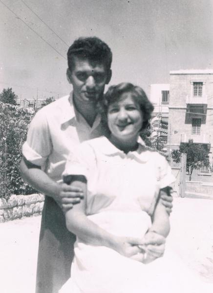 Shela Altaraz (apellido de soltera Tzion), en uniforme de enfermera con su marido Avraham Altaraz, Jerusalén, 1954