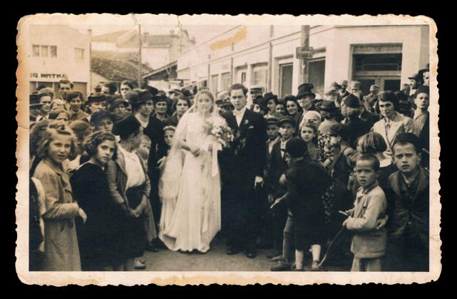 Fotografía de la boda de Bella Tzion (Sion), hermana de Shela, y David Cohen, Pristina. Antes de la Guerra
