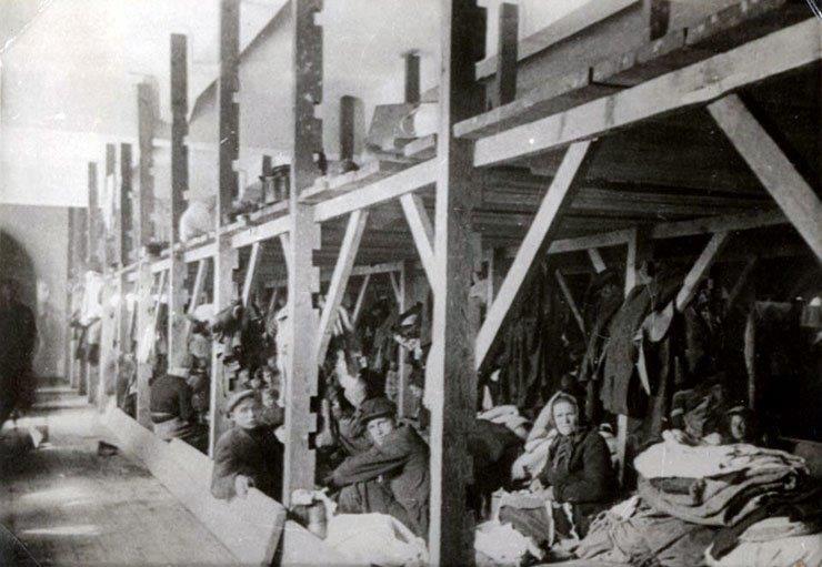 Judíos en las literas en la fábrica de tabaco Monopol, Macedonia