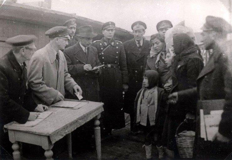 Inspección de documentos de deportados a Treblinka. Skopie, Macedonia, marzo de 1943