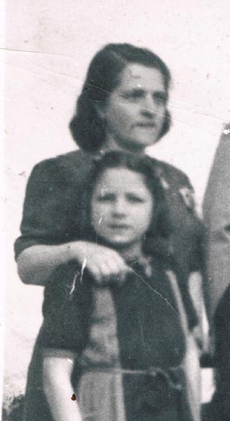 Sonia Cohen y Shela Altaraz (apellido de soltera Tzion). Pristina, 1943