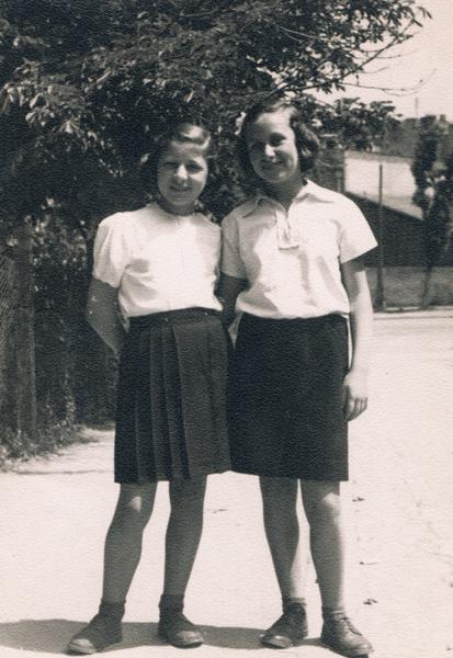Shela Altaraz (apellido de soltera Tzion) con su amiga Lotika en el orfanato de Belgrado, 1947