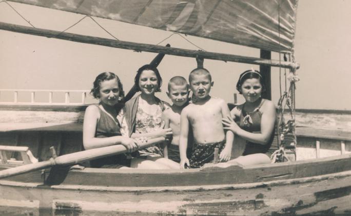 Niños del orfanato en vacaciones en Split, 1947. Shela Altaraz (apellido de soltera Tzion) es 2ª a la izq.