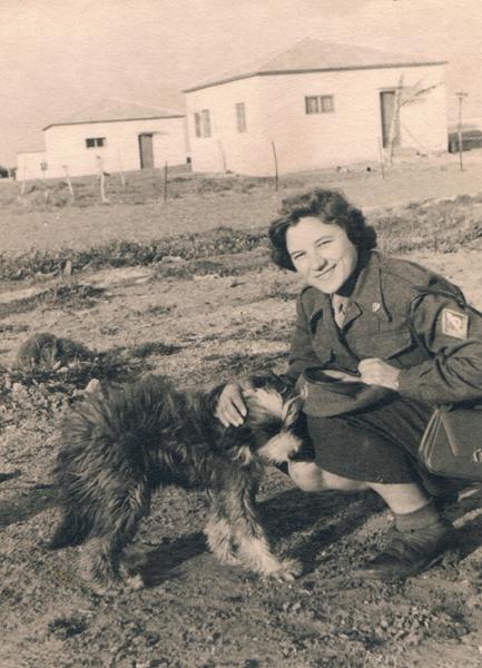 Shela Altaraz (apellido de soltera Tzion), médica del Ejército de Israel, 1952