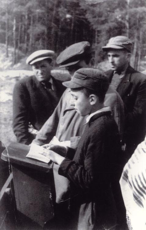 Понары, Литва, после освобождения. Сарель Нехемия, 14 лет, читает поминальную молитву Кадиш.