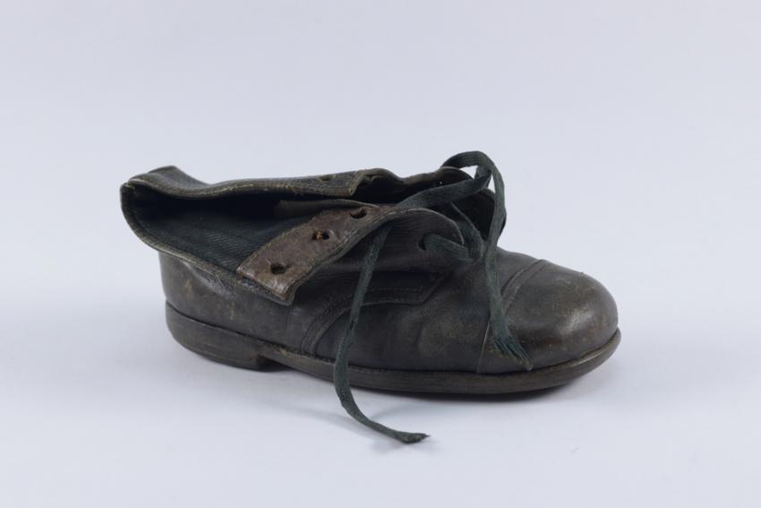 הנעל של הפעוטה הינדה כהן עליה חרט אביה את תאריך האקצייה בה גורשה להשמדה 