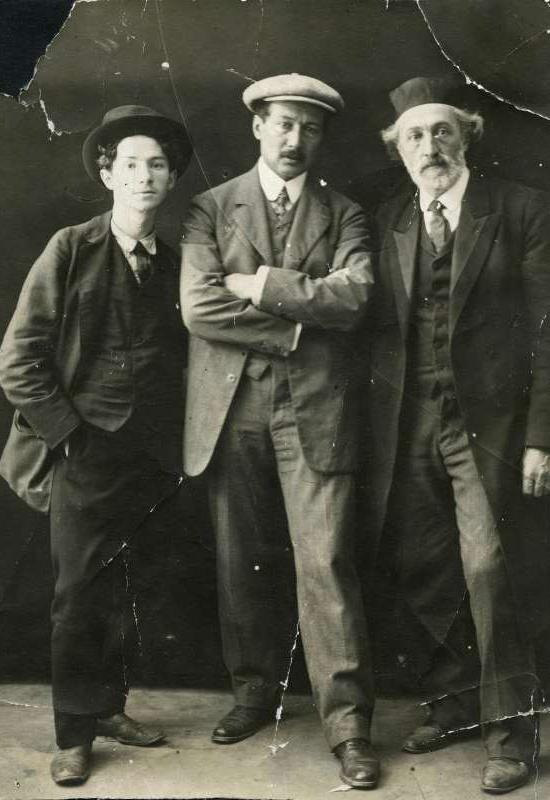 S. An-sky, J. Engel e S. Iudovin (da destra a sinistra). Gentile concessione di Benyamin Lukin.