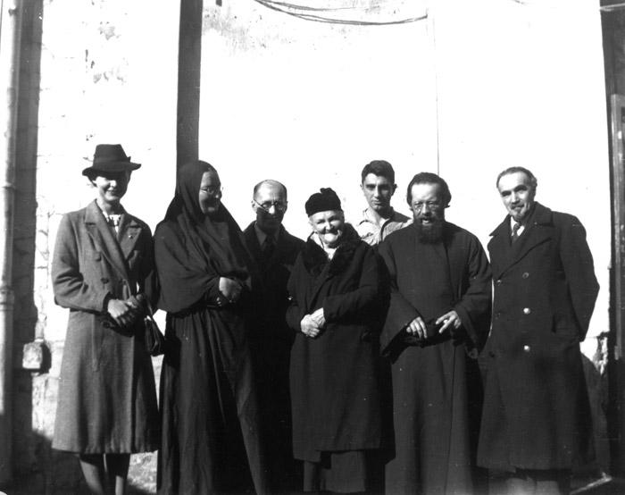 У входа в приют на улице Лурмель, 77. Вторая слева – Мать Мария. Второй справа – Отец Димитрий. Сентябрь, 1939 год