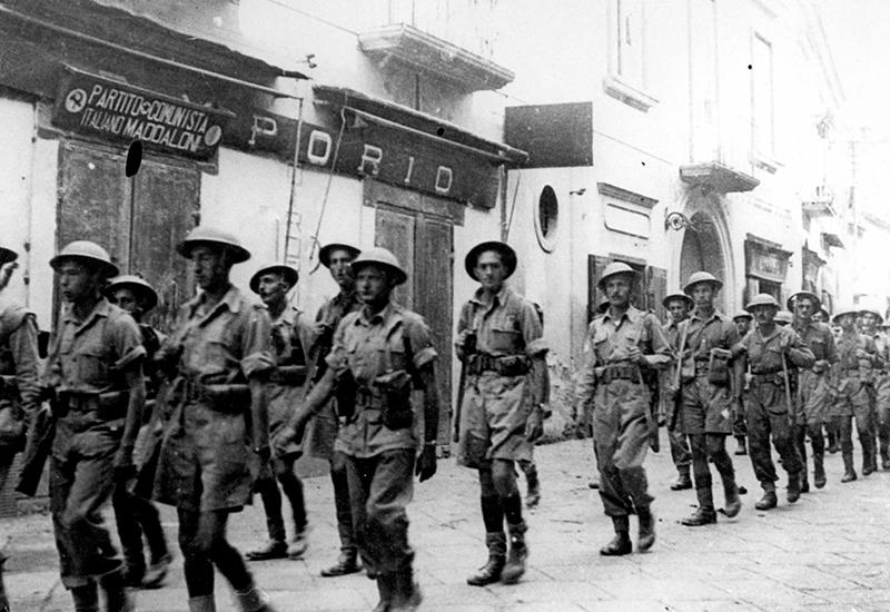 חיילים מארץ-ישראל צועדים ברחוב בלוב, 1942