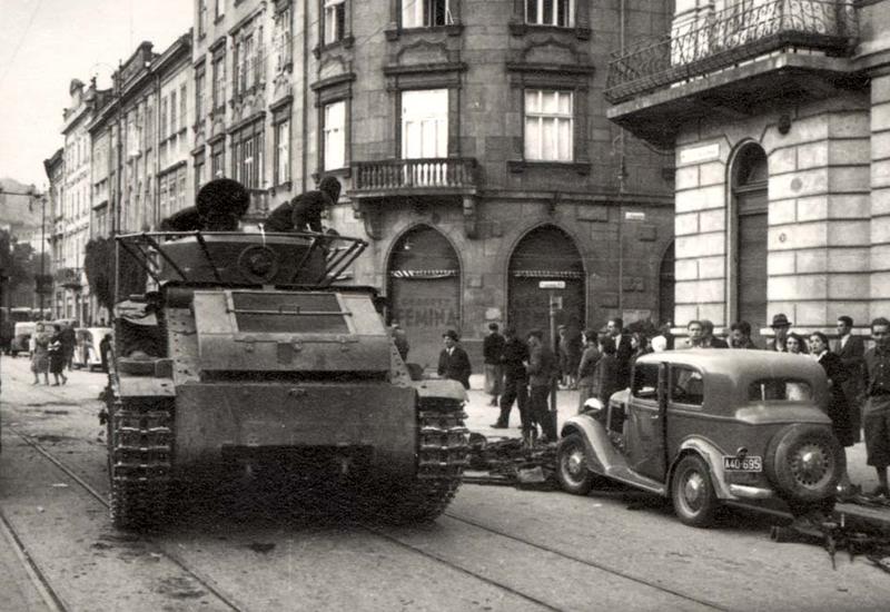 טנקים סובייטים ברחובות העיר לבוב, פולין, ספטמבר 1939
