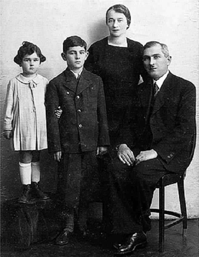 The Spiegel family in Krakow: Dr. Markus Spiegel, Rosa, Eleazar (Shafrir) and Ora