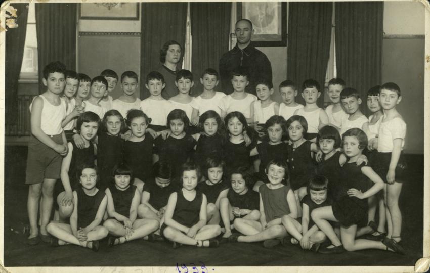 תצלום קבוצתי של כיתת מכינה ב' בשיעור התעמלות, 1933, ריגה, לטביה