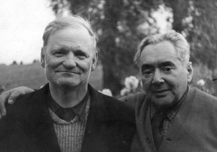 Йозас Стакаускас (слева) и Александр Либо, один из спасенных, Вильнюс, 1956 год
