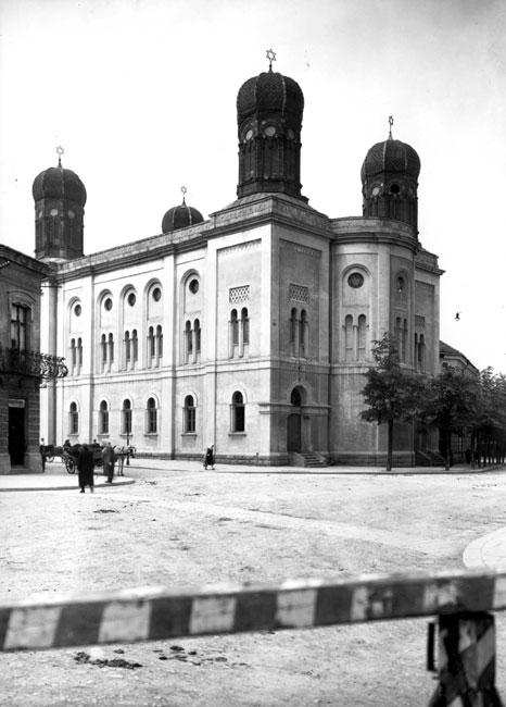 На фото: Хоральна синагога XIX ст. У Станіславі