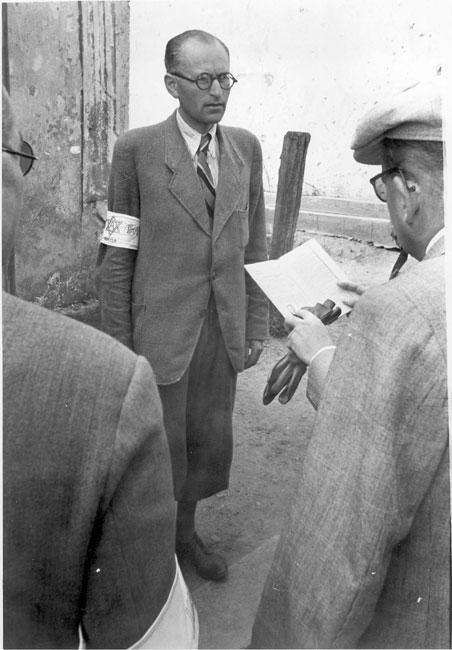 На фото: перевірка документів у єврейського лікаря на вулицях Станіслава