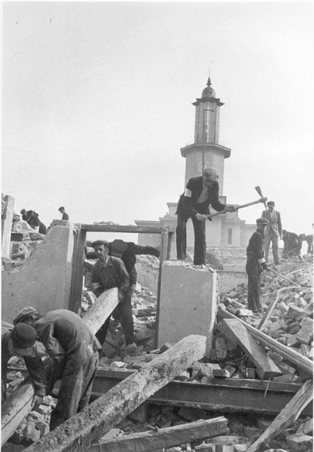 На фото: євреї з гетто Станіслава на примусових роботах в місті