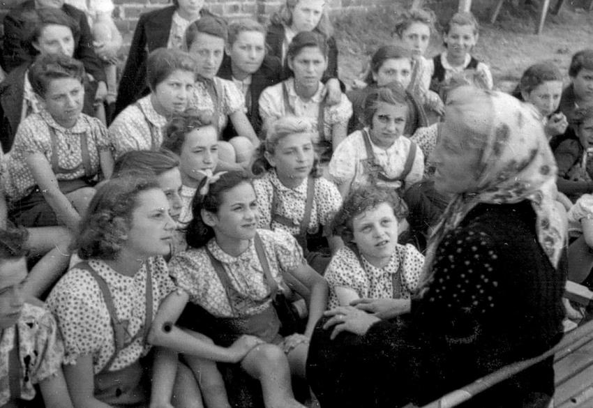 Ceremonia para Ios días de Recordación del Holocausto: Alumnos y maestros en el gueto