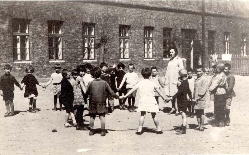 תלמידי בית ספר יידי יסודי ומורתם, בחצר המוסד, לפני המלחמה, דאוגוופילס, לטביה