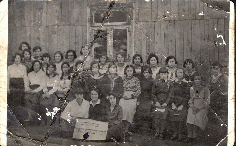 תצלום קבוצתי של תלמידות בבית הספר בית יעקב, לפני המלחמה, נובוגרודק פולין