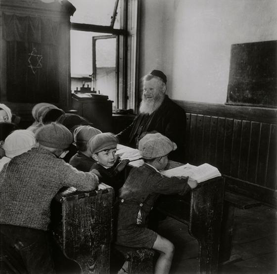 [Profesor y alumnos en el jeder (Escuela Elemental Judía), Slonim, ca. 1935-1938]
