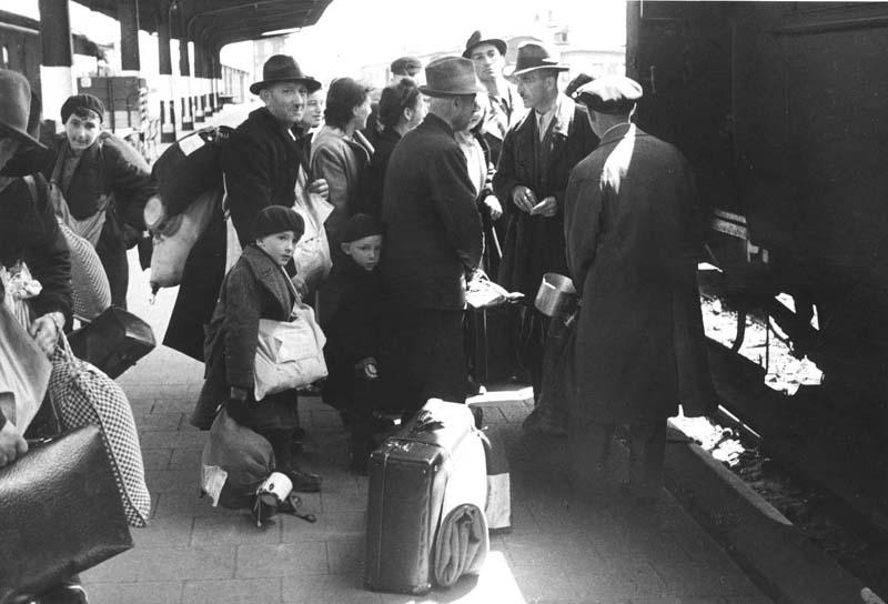 יהודים בתחנת הרכבת לפני גירושם, הנאו, גרמניה