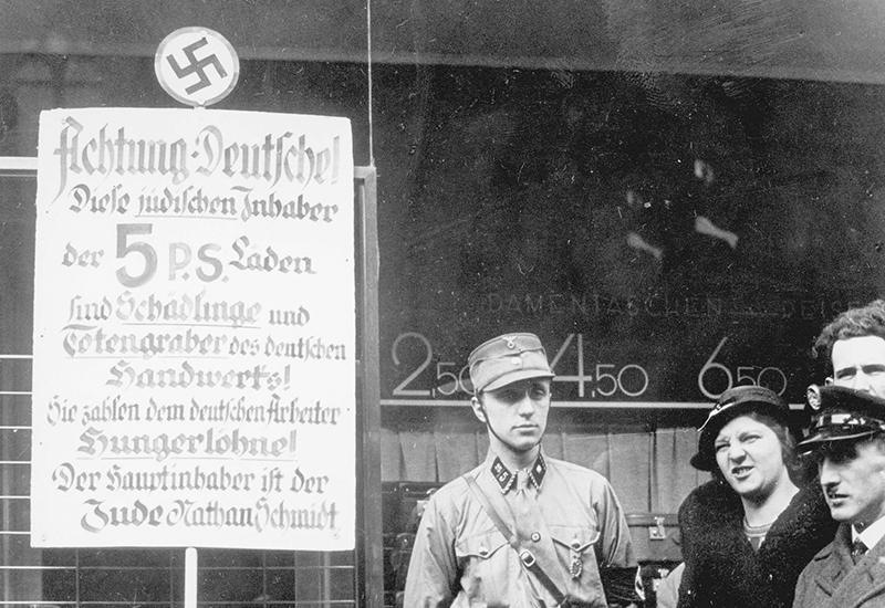 אנשי SA ליד חנות של יהודים ביום החרם הנאצי על היהודים, ברלין, גרמניה, 01/04/1933