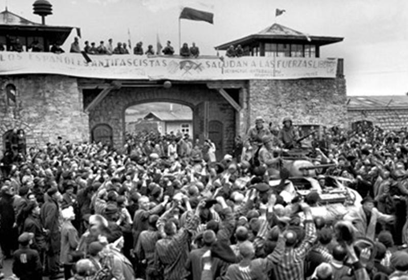 אסירי מחנה מאוטהאוזן מקבלים את פני צבא ארה"ב, אוסטריה, 1945