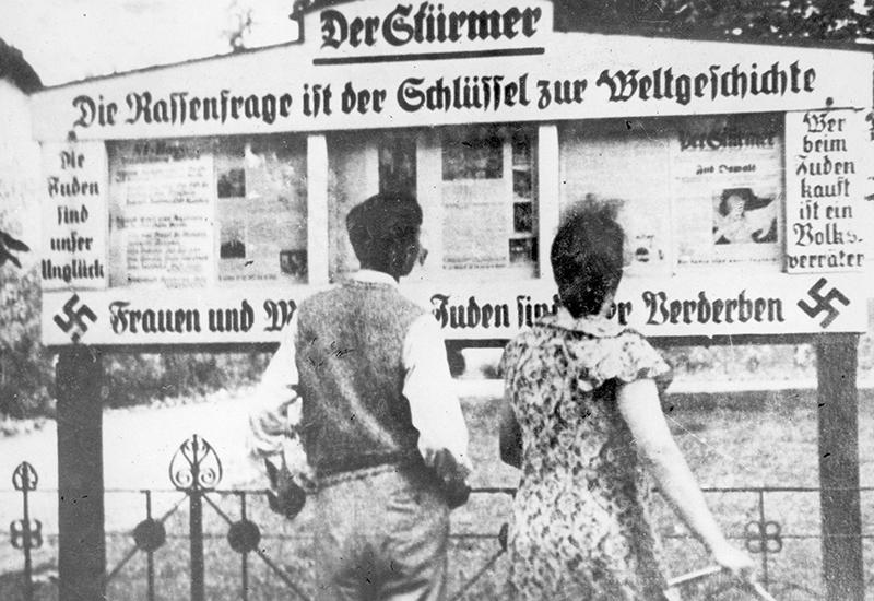  ארון תצוגה של השבועון "דר שטירמר" ובו כותרת: "שאלת הגזע היא המפתח לתולדות העולם", גרמניה