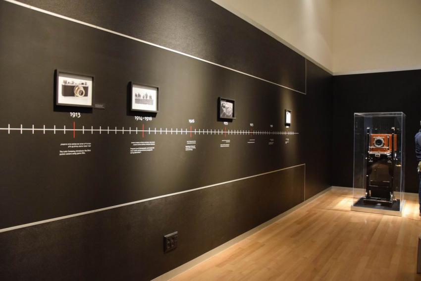 Die Ausstellung beginnt mit einer Zeitleiste der Fotografie-Entwicklung im Laufe der Jahrhunderte