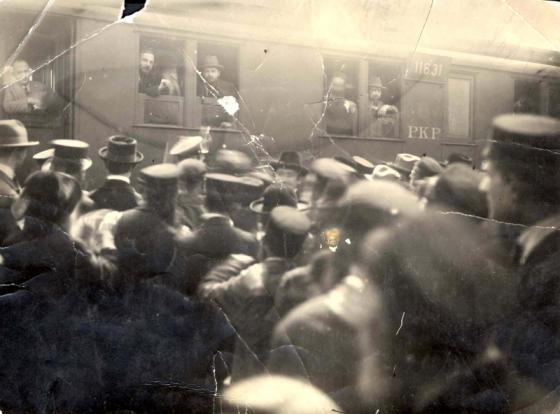 Judíos en la estación de tren de Lublín, Polonia