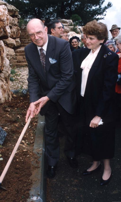 Aлан Эдвардс на церемонии посадки дерева, вместе со спасенной, Сарой Ханной Риглер