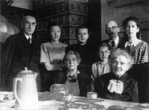Супруги Целмрауг со своими родственниками и спасенными детьми: Мариной Хофф (верхний ряд, крайняя справа) и Леонардом Хофф (нижний ряд, второй справа). Конец 40-х годов