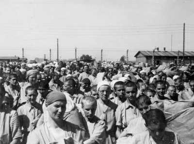 Фото 24. Єврейські жінки-ув'язнені в жіночій частині табору.