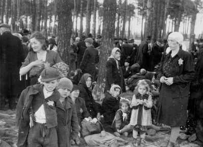 Фото №40. Матері з дітьми, які чекають на свою долю у березовому лісі біля крематорію