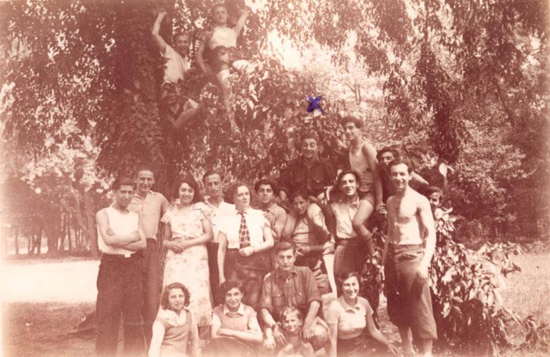 תמונה קבוצתית של חברי המחתרת היהודית בצרפת, ביניהם Rudy Moscovici (מסומן ב-X).