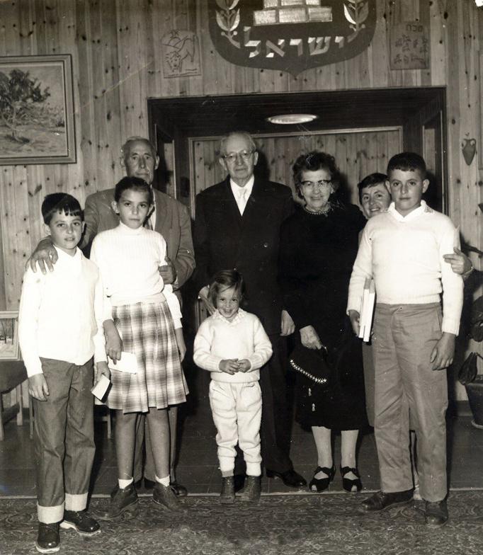 אלכסנדר בבר במצווה של אורי, בנה של רבקה הניצולה,ירושלים 1960