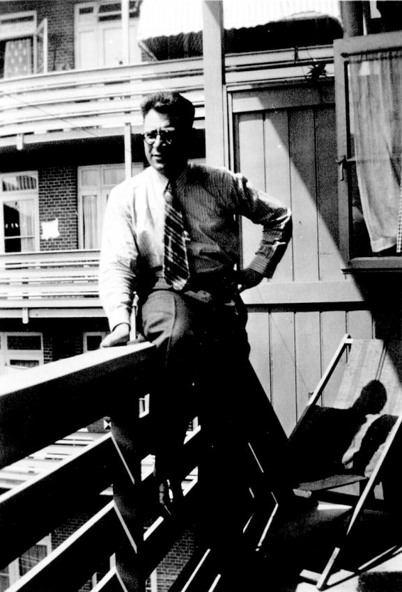 לפני המלחמה, סמואל הורביץ במרפסת ביתו באמסטרדם