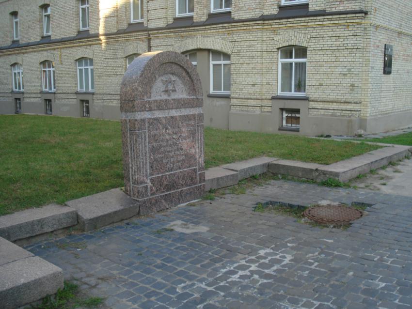 Memorial next to former location of the HKP labor camp (Alma Mater, Wikimedia Commons)