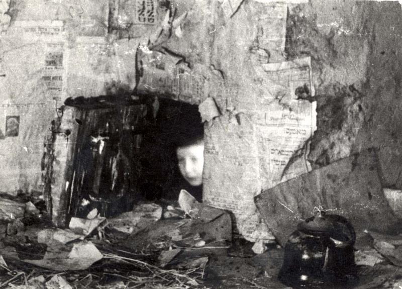 Moishele Kapanski a través de un agujero después de la liberación Vilna, 16/7/1944