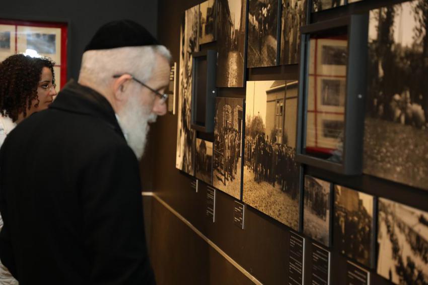 Jüdische Fotografie in den Ghettos – sowohl offizielle als auch geheime – wird in „Flashes of Memory“ besonders hervorgehoben.