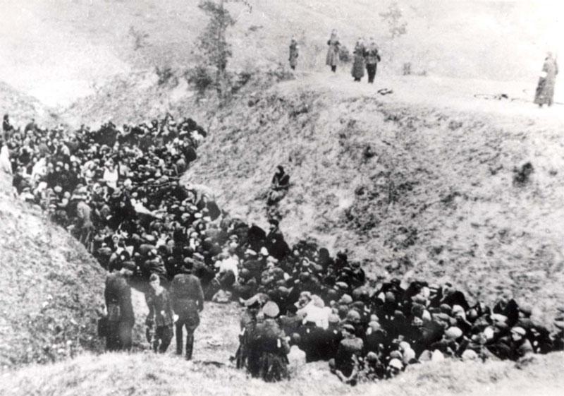 יהודים לפני הוצאתם להורג על ידי הגרמנים בזדולבונוב, אוקראינה
